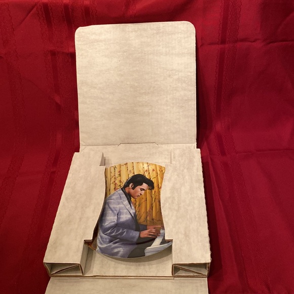 Elvis Presley: Looking at a Legend Delphi Collector Plate - 8 1/2” - Picture 7 of 7